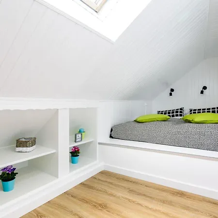 아파트 Cosy With Balcony By Rent Like